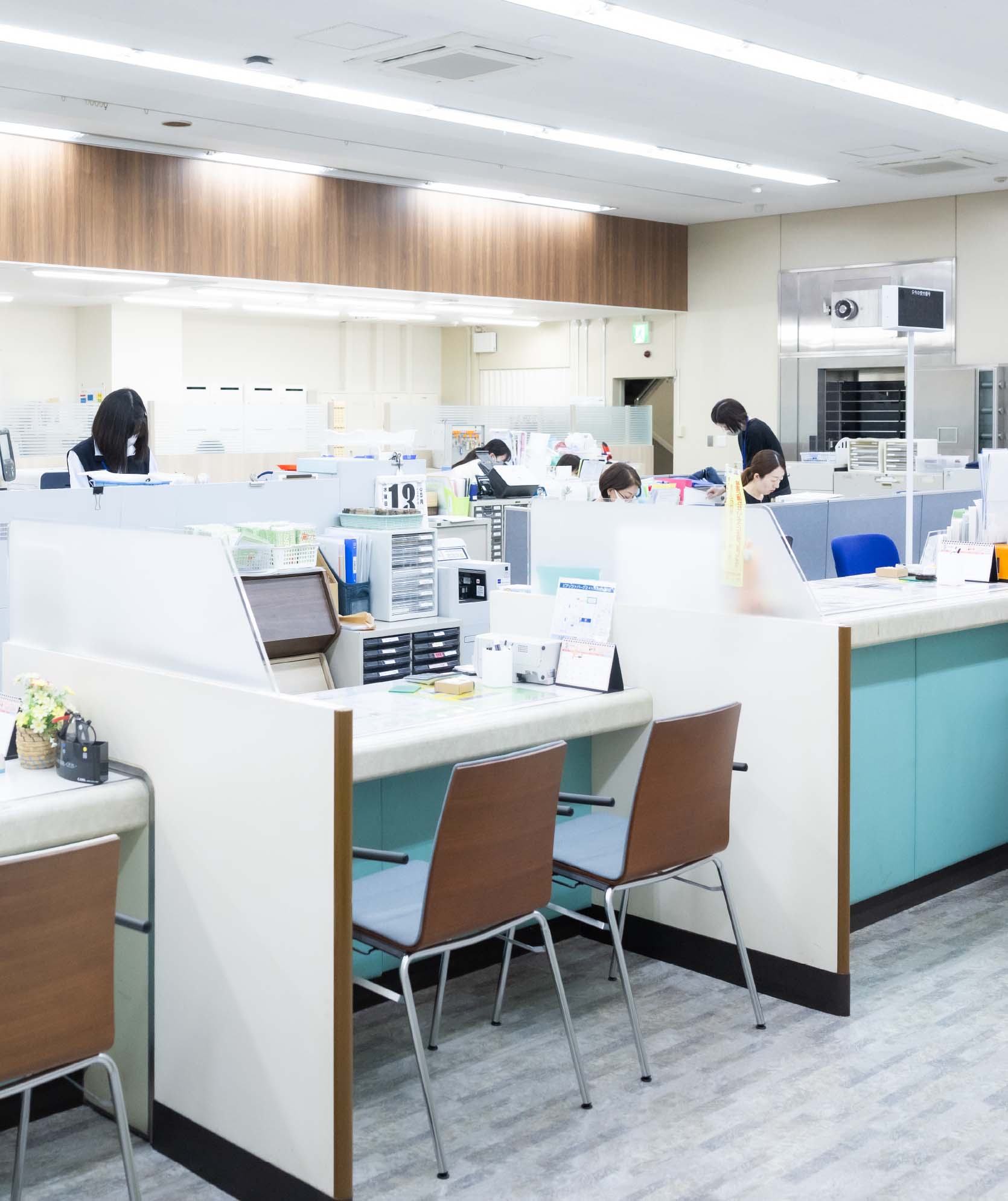 奈良信用金庫の店内で働く職員