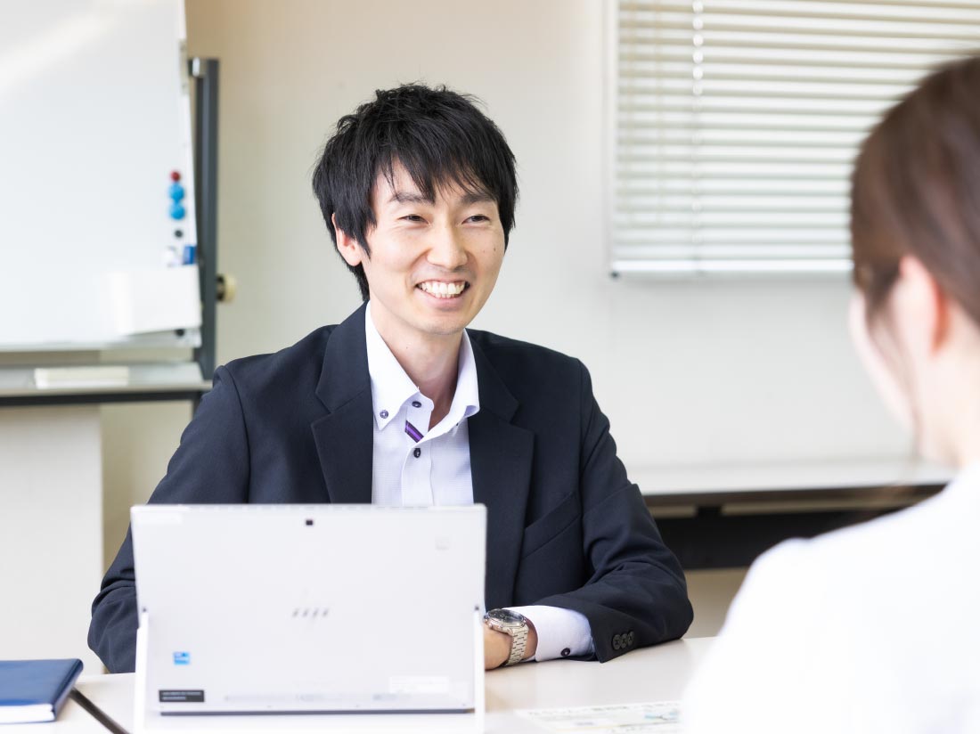 お客さまの相談を受ける融資担当者