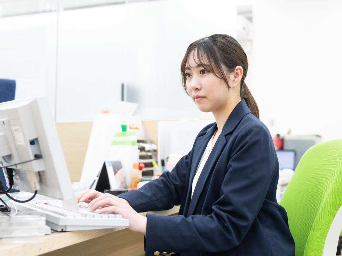 後方事務を担当する職員
