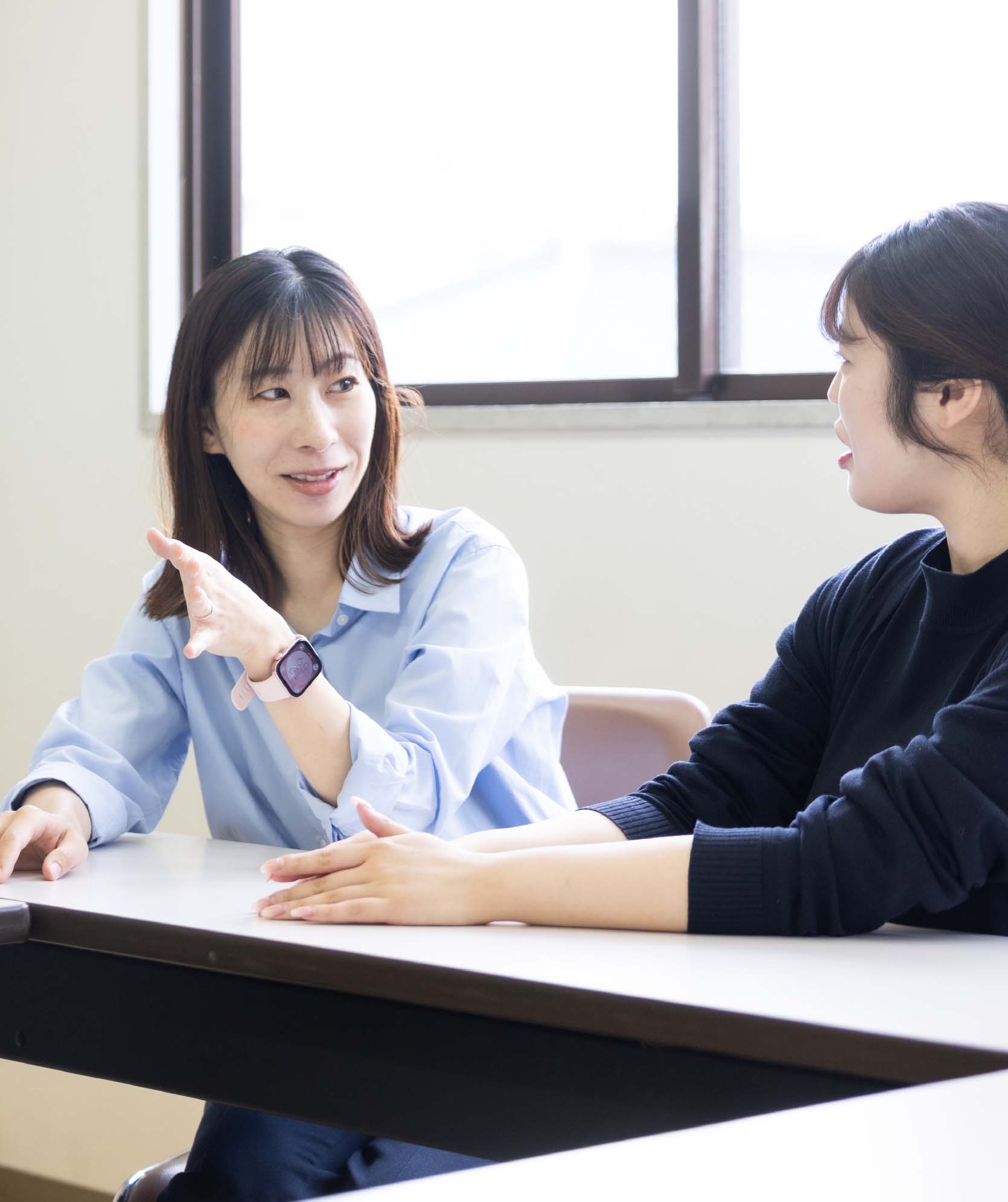 職員同士で話し合う様子